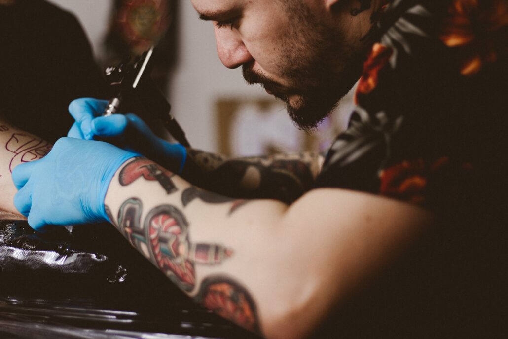 Tattoo. Tatuador. Un hombre haciendo un tatuaje